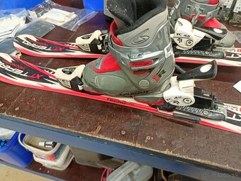 detské lyže s lyžiarkami a prilbou - 2