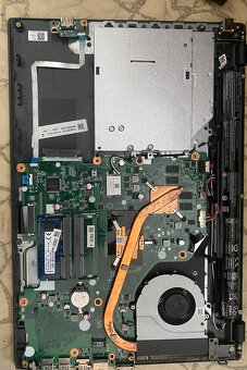 Predám na náhradné diely nt nejde sata a usb acer aspire e5 - 2