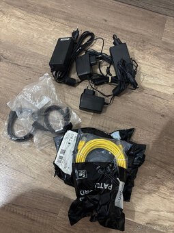 Sada starších routerov + kabeláž - 2