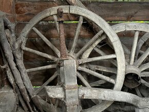 Drevené koleso z voza z roku 1852 - 2