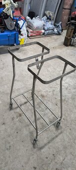 Antikorovy stojan na otočných kolieskach. - 2