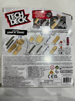 Schodisko so zábradlím a rampou a skateboadmi - 2