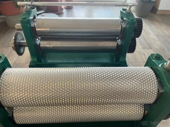 Elektrický lis na včelie medzistienky - 2