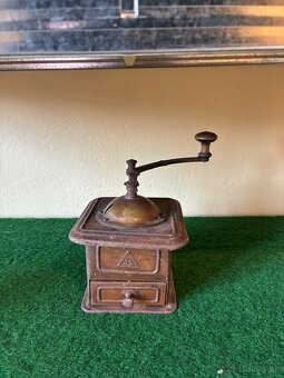 Starožitný mlynček na kávu - 2