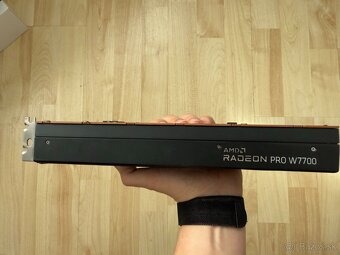 AMD Radeon PRO W7700 16 GB - 2