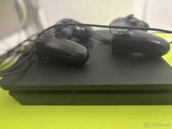Predávam PS4 s dvoma ovládačmi a 11hier - 2