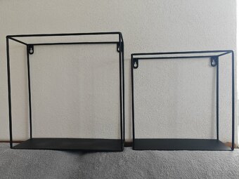 Čierne kovové poličky na stenu - 2