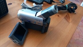 Kamera Sony s príslušenstvom a stativom Hama - 2