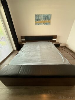 Komoda a manželská posteľ. - 2