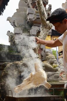 Obrovská šedá vyrezávaná lebka Vodného Bývola - motív Badong - 2
