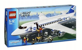 LEGO 7893 Passenger Plane - 2