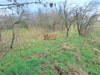 Staveb. pozemok, intravilán 1.382m2, šírka 24m, Levice, DOHO - 2