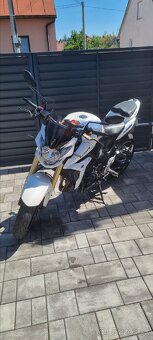 Suzuki GSR 750 - 2