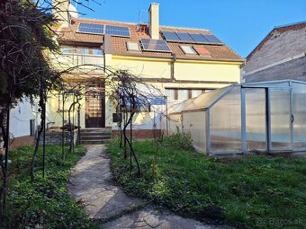NA PREDAJ 5 IZBOVÝ RODINNÝ DOM S 2 GARÁŽAMI, 739 M2, STRÁŽNI - 2