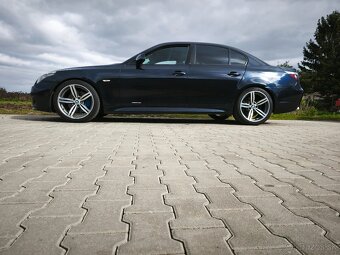 BMW E60 550i, manuál 2006 - 2