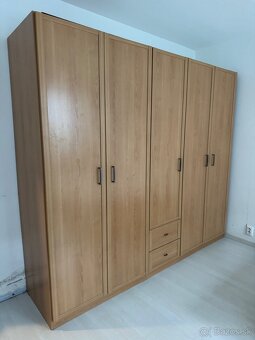 Spálňová zostava, sedačka, práčka, skriňa v dobrom stave - 2