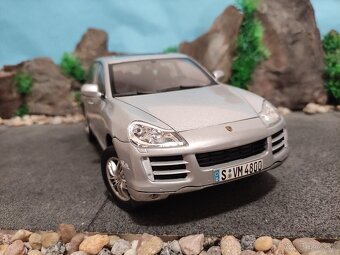 Prodám model 1:18 Porsche cayenne S - 2