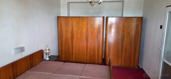 Spálňová zostava, postel,skrine,stolíky,zrkadlo - 2