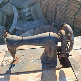 Retro šijaci stroj - 2