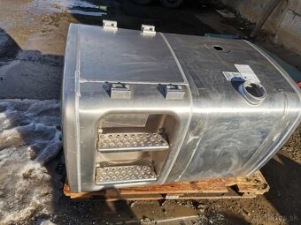 Palivová nádrž. - 2