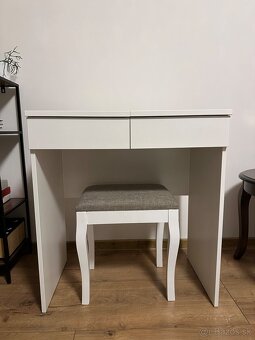Kozmetický stolik - 2