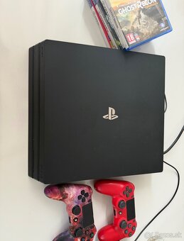 PlayStation 4 Pro + 2 ovládače + 5 hier (Skvelý stav) - 2