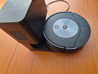 iRobot Roomba J7+ so stanicou - 2