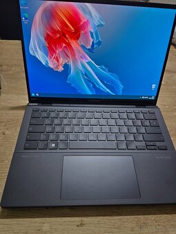 2 Displejovy OLED Asus Zenbook duo s intel core ultra 9 proc - 2