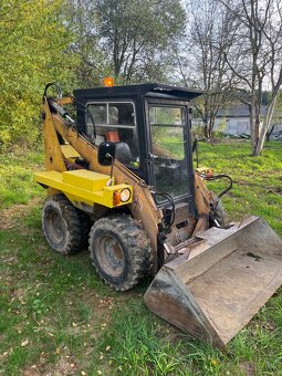 Šmykový nakladač UNC 060 - 2