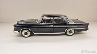 1:18 MERCEDES-BENZ 300 SE - 2