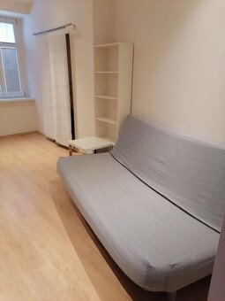 Ponúkame na prenájom v historickej budove 1 izbový prízemný - 2