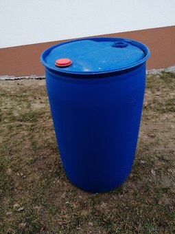plastové sudy 220 lit a bandasky - 2