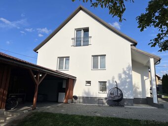 Priestranný, rekonštruovaný dom s pozemkom o rozlohe 1074m2 - 2