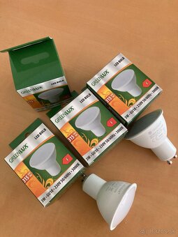 Halogenove a LED ziarovkove reflektory 220 V - 2