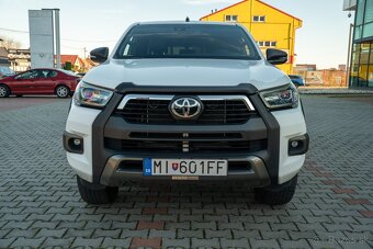 Toyota Hilux DC 2.8 I D-4D Invincible 4x4 A/T - 2