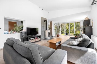 Na predaj 6 izbový RD v centre Dunajskej Lužnej - 2