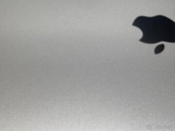 Predám málo používaný MacBook 13” 2024 M3, 256 GB. - 2