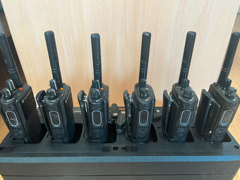 Vysielačky motorola DP4400e UHF 6ks + impres2 nabijacka - 2