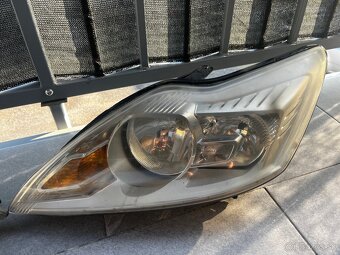 Predne svetla ford focus - 2