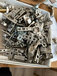 Predam samozatvaracie panty /zavesy/ dveri skriniek - 2