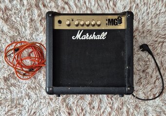 Elektrická gitara Jackson spolu s reproduktor Marshall mg 15 - 2