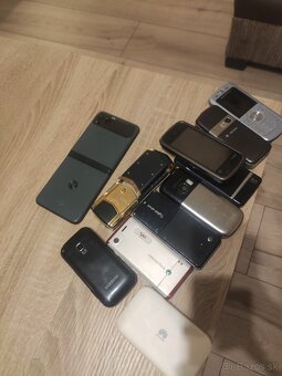 KRABICA PLNÁ TELEFONOV - 2