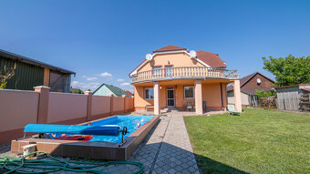 Na predaj dvojgeneračný rodinný dom s bazénom v Gabčíkove - 2