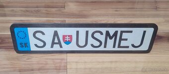 Ozdobná tabuľka v tvare ŠPZ s motívom "SA USMEJ" - 2
