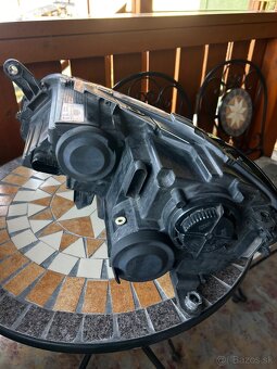 VW passat b7 svetlomet pravý - 2