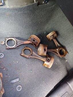 Blok motora V6 na stolík - 2