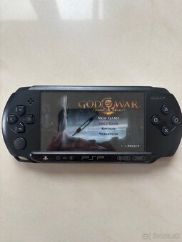 Playstation Portable (PSP) 1004-E Street + God Of War - 2