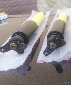 Mitsubishi Pajero 3dv. - originál predné tlmiče - 2