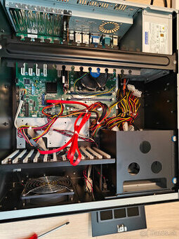 Predám PC v skrinke do racku 4u - 2