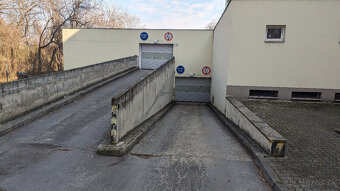 garazove statie pre motorku,Šustekova,zaciatok Petrzalky - 2